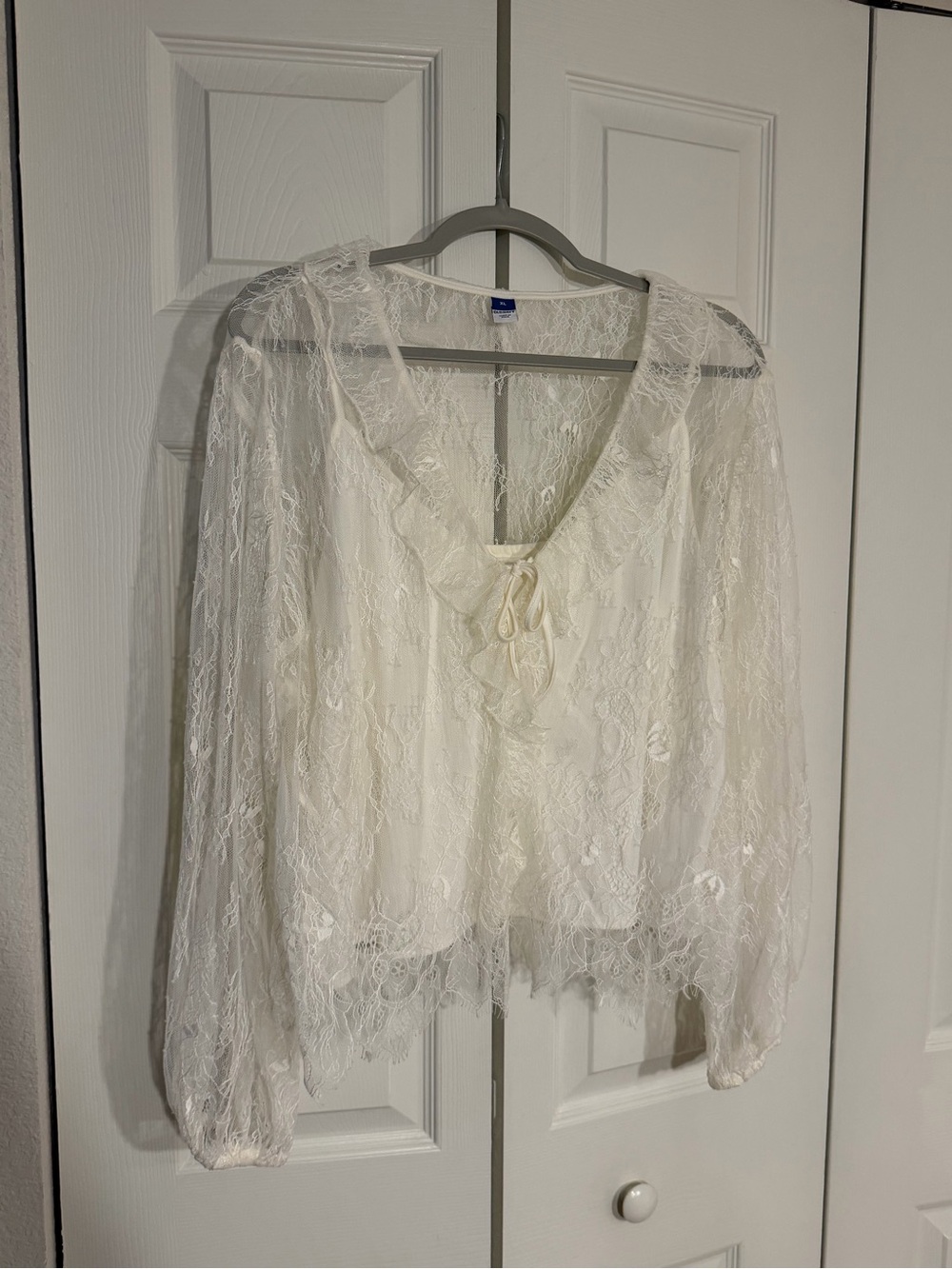 🌻NEED GONE/MAKE OFFER🌻 
Old Navy Cream Lace Top with Floral Mesh